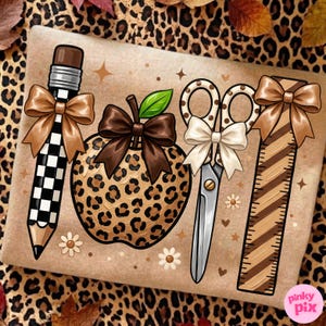 Puede incluir: Una lámina rectangular que muestra un lápiz a cuadros blancos y negros con un lazo marrón, una manzana con estampado de leopardo y lazo marrón oscuro, tijeras con lazo blanco y una regla a rayas marrones con lazo marrón sobre fondo beige.