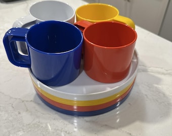 Juego vintage de 4 platos y tazas Ingrid Chicago, apilables, de plástico melamina, estilo MCM/años 70.