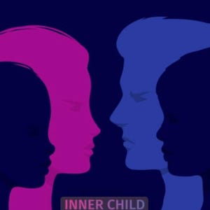 Könnte beinhalten: Illustration von vier Schattenrissen vor einem dunkelblauen Hintergrund. Zwei Profile sind rosa und zwei blau. Der Text "INNER CHILD" steht unten in Weiß.