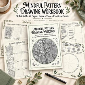 Può includere: Un quaderno di esercizi per il disegno di motivi consapevoli con 30 pagine A4 stampabili per imparare, ricalcare, esercitarsi e creare. La copertina mostra il titolo e un complesso motivo circolare in bianco e nero con accenti botanici.