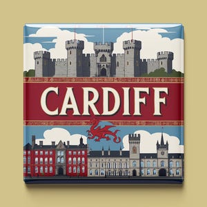Könnte beinhalten: Ein quadratischer Magnet mit einer stilisierten Illustration von Cardiff, Wales. Das Design zeigt ein Schloss, den Stadtnamen in Weiß auf einem roten Banner und andere Gebäude. Ein roter Drache ist ebenfalls abgebildet.