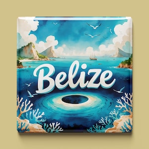 Puede incluir: Ilustración cuadrada que representa una pintura de acuarela de la costa de Belice. La imagen incluye la palabra "Belize" en escritura blanca, un velero, pájaros y coral. La obra de arte está sobre un fondo beige claro.