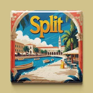 Könnte beinhalten: Quadratischer Kunstdruck mit einer stilisierten Illustration von Split, Kroatien. Das Bild zeigt eine Küstenlandschaft mit Booten, Gebäuden, Palmen und dem Wort "Split" in goldfarbenen Buchstaben. Das Kunstwerk hat eine Vintage-Reiseplakat-Ästhetik.