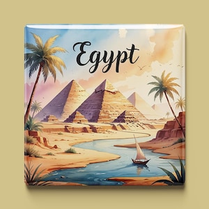 Puede incluir: Una ilustración colorida de las pirámides de Egipto con palmeras y un velero en un río. El texto "Egipto" está escrito en una fuente estilizada en la parte superior de la imagen.