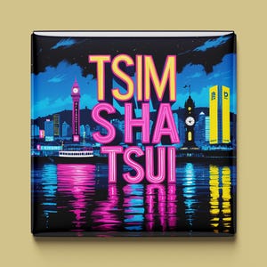 Puede incluir: Botón cuadrado con una vibrante ilustración de Tsim Sha Tsui, Hong Kong. El diseño presenta un horizonte con una torre del reloj, edificios y agua que refleja luces de neón rosas y azules. El texto "TSIM SHA TSUI" es rosa.