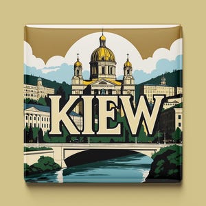 Può includere: Magnete quadrato con un'illustrazione stilizzata di Kiev, Ucraina. Il design include una cattedrale con cupola dorata, un ponte su un fiume e il nome della città a lettere grandi. La tavolozza dei colori è principalmente beige, verde e blu.