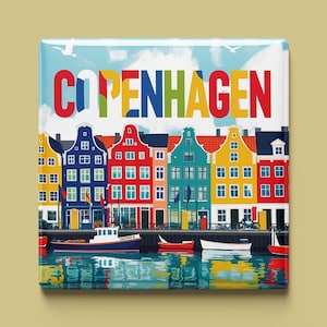 Pode incluir: Um íman quadrado com uma ilustração colorida de Copenhaga, Dinamarca. A palavra "COPENHAGEN" é exibida em letras vibrantes e multicoloridas acima de uma fila de edifícios pintados com cores vivas ao longo da orla. Barcos flutuam por baixo.