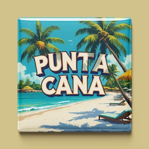 Op de afbeelding: Vierkante magneet met een tropische strandscène met palmbomen, wit zand en turquoise water. De tekst "PUNTA CANA" staat in een gestileerd lettertype, wat een vakantiebestemming suggereert.
