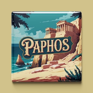 Puede incluir: Imán cuadrado con una ilustración estilizada de Paphos. La imagen muestra ruinas antiguas en un acantilado con vistas al mar, con el nombre de la ciudad en una fuente decorativa. El cielo es azul y el agua turquesa.