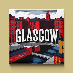 Könnte beinhalten: Quadratischer Kunstdruck mit einer Illustration von Glasgow, Schottland. Das Kunstwerk zeigt rote Gebäude, eine Brücke über einen Fluss und den Stadtnamen in weißen Buchstaben. Die Farbgebung umfasst Rot, Blau und Weiß.