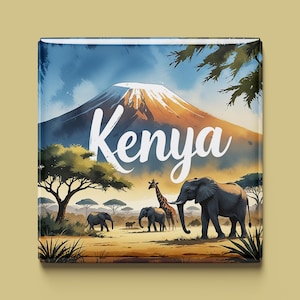 Könnte beinhalten: Eine farbenfrohe Illustration einer Bergkette mit dem Wort "Kenya" in weißer Kursivschrift. Die Szene zeigt eine Giraffe und Elefanten in einer Savannenlandschaft.