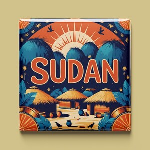 Könnte beinhalten: Ein bunter quadratischer Knopf mit einer Sonnenuntergangsszene und dem Wort "SUDAN" in großen, orangefarbenen Buchstaben. Die Szene zeigt Palmen, Hütten und Vögel, die am Himmel fliegen.