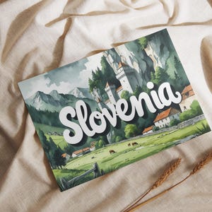 Può includere: Una stampa ad acquerello della Slovenia raffigurante un paesaggio con montagne, un castello e campi verdi. La parola "Slovenia" è scritta in bianco. Due spighe di grano sono in primo piano.