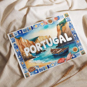 以下が含まれることがあります： ポルトガルの水彩イラスト。崖、ボート、白い文字で「PORTUGAL」が描かれた海岸の風景。青と白の装飾的なボーダーがあり、ベージュの布の背景に配置されています。