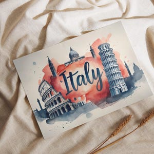 Op de afbeelding: Waterverfillustratie van Italië met het Colosseum, de scheve toren van Pisa en andere bezienswaardigheden. Het woord "Italy" is geschreven in een scriptlettertype over een rode en oranje aquarelwas. Het kunstwerk staat op een witte kaart.