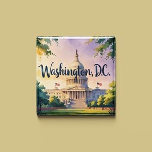 以下が含まれることがあります： ワシントンD.C.の米国国会議事堂の水彩イラストが描かれた正方形のプリント。画像には、筆記体のフォントで「Washington, D.C.」というテキストが含まれており、中央に国会議事堂、アメリカの国旗が描かれています。