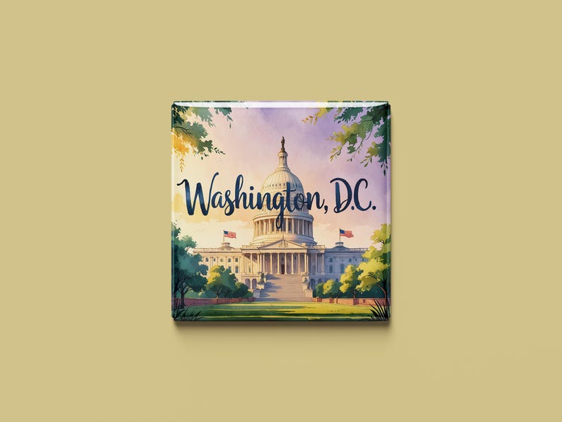 以下が含まれることがあります： ワシントンD.C.の米国国会議事堂の水彩イラストが描かれた正方形のプリント。画像には、筆記体のフォントで「Washington, D.C.」というテキストが含まれており、中央に国会議事堂、アメリカの国旗が描かれています。