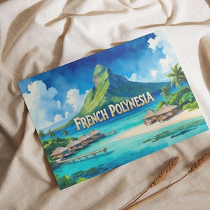 Könnte beinhalten: Eine Postkarte mit einem Aquarellgemälde von Französisch-Polynesien. Das Kunstwerk zeigt eine tropische Landschaft mit türkisfarbenem Wasser, Bungalows auf Stelzen und einem grünen Berg unter einem blauen Himmel mit Wolken. Die Worte "FRENCH POLYNESIA" stehen oben.
