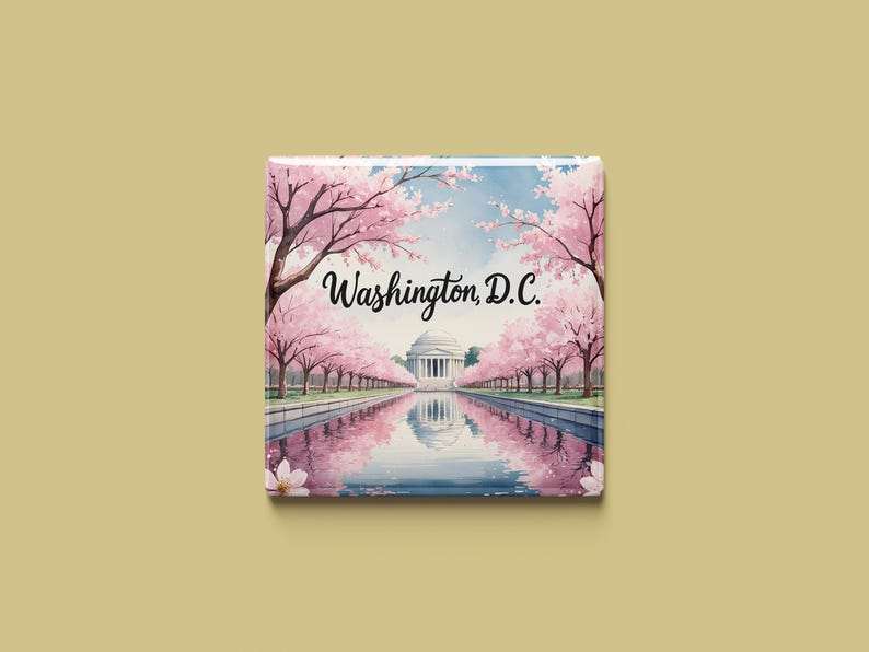 以下が含まれることがあります： ワシントンD.C.の水彩画を描いた正方形の画像。ジェファーソン記念館が水面に映り、桜の木々に囲まれています。「Washington, D.C.」の文字が上部に書かれています。