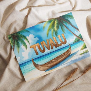 Puede incluir: Ilustración en acuarela de Tuvalu, con una escena de playa con palmeras, una barca de madera y la palabra "Tuvalu". La obra de arte está ambientada contra un cielo azul y un océano, evocando un paraíso tropical.