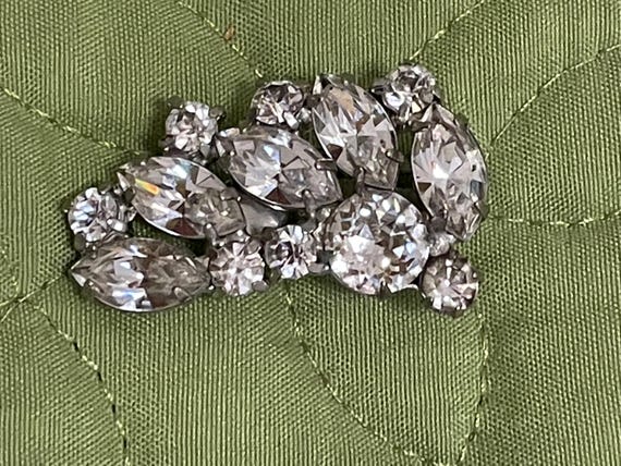 Vintage Weiss Clip on Rhinestone Earrings View 4
