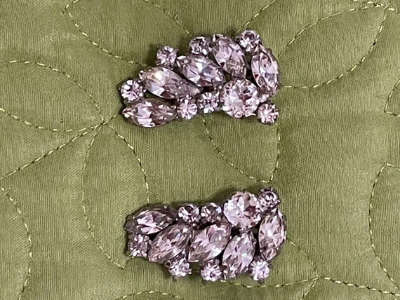 Vintage Weiss Clip on Rhinestone Earrings View 2