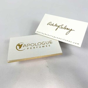 Cartões de visita de luxo com folha de ouro e bordas douradas, cartão personalizado branco frente e verso, design elegante premium para marcas de perfumes e beleza