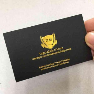 Cartões de visita de folha de ouro de luxo personalizados com design preto fosco, cartão de visita com carimbo de folha premium, cartão de marca elegante para profissionais