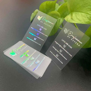 Cartão de visita holográfico fosco personalizado em acrílico transparente com design exclusivo e luxuoso