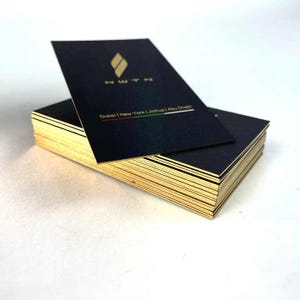 Cartes de visite noires de luxe avec feuille d'or et dorure sur les bords Carte premium personnalisée, papier cartonné mat épais pour une marque élite