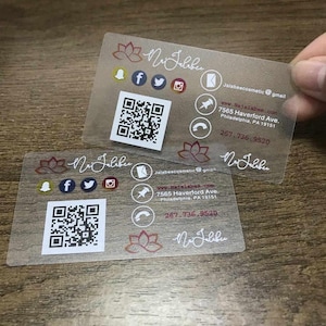 Carte de visite personnalisée en acrylique transparent avec code QR et icônes sociales, design moderne personnalisé