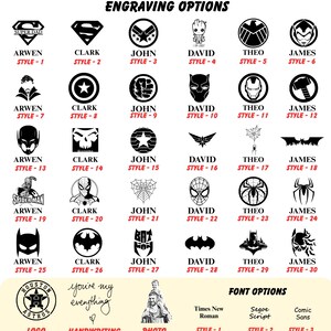 Op de afbeelding: Afbeelding met graveeropties met verschillende superheldenlogo's en tekst, waaronder "Super Dad", "Spider-Man" en "Batman". Bevat ook lettertype-opties zoals Times New Roman en Comic Sans.