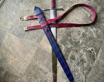 Espada larga medieval hecha a mano: espada bastarda de caballero de acero de alto carbono con vaina personalizada azul y burdeos.
