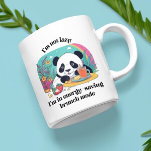 Taza de cerámica con diseño de panda con IA para brunch, ambiente acogedor y divertido, té de galletas de frutas, arte generado por IA, regalo de animales adorables, taza con panda, diseño divertido de panda
