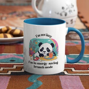 Taza de café con diseño de panda generado por IA, adorable arte animal con IA, regalo para amantes del té, decoración acogedora para la cocina, taza con panda, diseño divertido de panda, diseño de panda