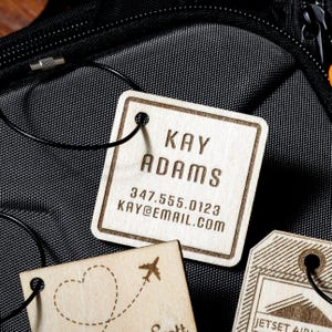 Gepersonaliseerde bagagelabel, aangepast bagagelabel, gegraveerd houten naamplaatje, unieke reiscadeaus, reizigerscadeau, houten kofferlabel, reis-ID-tag