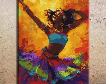 Puede incluir: Una pintura de una mujer con un vestido colorido bailando con los brazos en alto. El fondo es un amarillo y naranja vibrante.