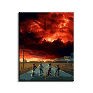 Puede incluir: Una pintura representa a cuatro figuras en bicicleta que circulan por una carretera hacia un letrero que dice "Welcome to Hawkins". El cielo está lleno de una dramática tormenta roja y naranja. La obra de arte es una escena de la popular serie de televisión.
