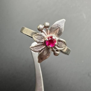 Vintage Silver Ring 925 Red Stone Ruby Crystals Filigree ring Size US 7.5 (17.5 - 17.7 mm)