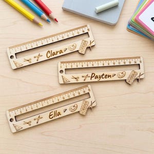 Personalisierte Lesehilfe aus Holz zur Einschulung, ein cleveres Leselineal mit Name als Geschenk für Erstklässler und die Schultüte