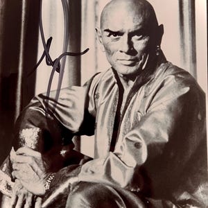 Yul Brynner signed 8 x 10 Photo as The King and I