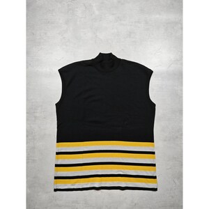 Può includere: Top senza maniche nero con collo alto. La parte inferiore presenta strisce orizzontali gialle, grigie e nere. L'indumento è realizzato in un materiale morbido, probabilmente a maglia.