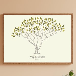 Könnte beinhalten: Ein gerahmter Druck eines handgezeichneten Baumes mit grünen Blättern. Der Baum ist von einem weißen Hintergrund umgeben und der Text "Emily & Konstantin 26.03.2023" ist unter dem Baum gedruckt.