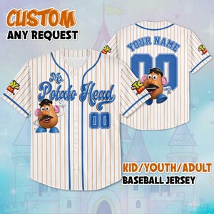 Könnte beinhalten: Weißes Baseball-Trikot mit blauen Nadelstreifen und Akzenten. Mit "Mr. Potato Head" Grafik und der Nummer "00". Enthält den Text "CUSTOM ANY REQUEST" und "KID/YOUTH/ADULT BASEBALL JERSEY".