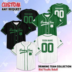 Pode incluir: Camisas de beisebol em preto, verde e branco, com o texto "Drinking Team" e um trevo de quatro folhas. As camisas têm a opção de nomes e números personalizados. O texto "CUSTOM ANY REQUEST" está no topo.