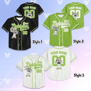 K&ouml;nnte beinhalten: Baseball-Trikots in drei Ausf&uuml;hrungen mit der Figur Buzz Lightyear. Stil 1 ist schwarz mit wei&szlig;en Nadelstreifen, Stil 2 ist gr&uuml;n mit wei&szlig;en Nadelstreifen und Stil 3 ist wei&szlig; mit gr&uuml;nen Nadelstreifen. Jedes Trikot hat "Buzz Lightyear" und "00" auf der Vorderseite.