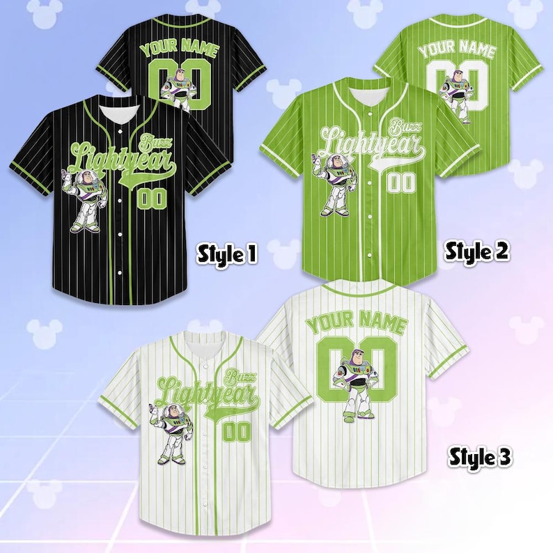 K&ouml;nnte beinhalten: Baseball-Trikots in drei Ausf&uuml;hrungen mit der Figur Buzz Lightyear. Stil 1 ist schwarz mit wei&szlig;en Nadelstreifen, Stil 2 ist gr&uuml;n mit wei&szlig;en Nadelstreifen und Stil 3 ist wei&szlig; mit gr&uuml;nen Nadelstreifen. Jedes Trikot hat "Buzz Lightyear" und "00" auf der Vorderseite.