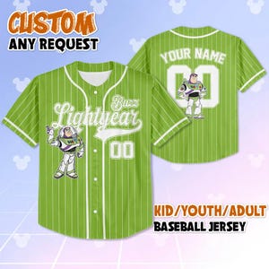 K&ouml;nnte beinhalten: Gr&uuml;nes Baseball-Trikot mit wei&szlig;en Nadelstreifen, mit Buzz Lightyear-Grafiken und dem Text "Buzz Lightyear" und "00". Das Trikot hat wei&szlig;e &Auml;rmel und einen wei&szlig;en Kragen, mit dem Text "CUSTOM ANY REQUEST" oben und "KID/YOUTH/ADULT BASEBALL JERSEY" unten.