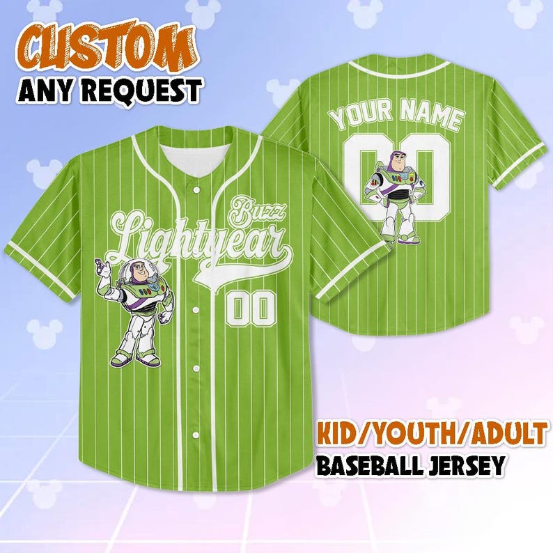 K&ouml;nnte beinhalten: Gr&uuml;nes Baseball-Trikot mit wei&szlig;en Nadelstreifen, mit Buzz Lightyear-Grafiken und dem Text "Buzz Lightyear" und "00". Das Trikot hat wei&szlig;e &Auml;rmel und einen wei&szlig;en Kragen, mit dem Text "CUSTOM ANY REQUEST" oben und "KID/YOUTH/ADULT BASEBALL JERSEY" unten.