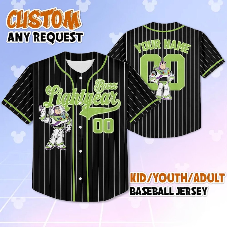 K&ouml;nnte beinhalten: Schwarzes Baseball-Trikot mit wei&szlig;en Nadelstreifen und gr&uuml;nen Akzenten. Es zeigt den Text "Buzz Lightyear" und die Nummer "00" auf der Vorderseite sowie "YOUR NAME" und "00" auf der R&uuml;ckseite. Enth&auml;lt den Text "CUSTOM ANY REQUEST" und "KID/YOUTH/ADULT BASEBALL JERSEY".